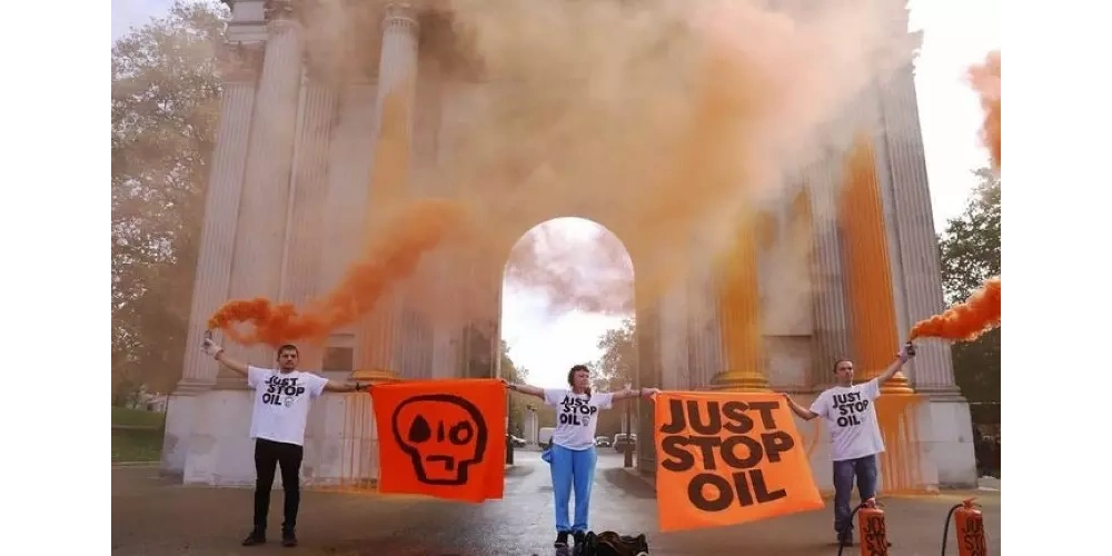 Three activists from the Just Stop Oil group sprayed orange paint on Wellington Arch.